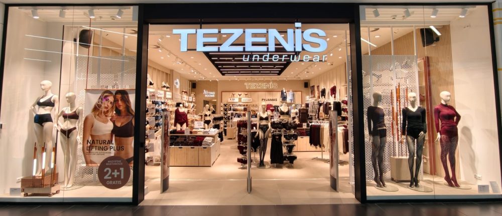 Oświetlony front i witryna sklepowa salonu Tezenis Underwear w CH Galaxy.