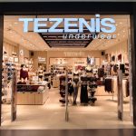 Oświetlony front i witryna sklepowa salonu Tezenis Underwear w CH Galaxy.