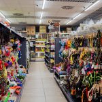 Zdjęcie przedstawia wnętrze sklepu Aquael Zoo w Galerii Galaxy, widać szeroki wybór akcesoriów dla zwierząt.