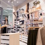 Zdjęcie wnętrza salonu Calzedonia, na zdjęciu widać szeroki wybór rajstop i podkolanówek.