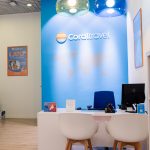 Nowoczesny salon biura podróży Coral Travel w CH Galaxy; na ścianach logo marki.