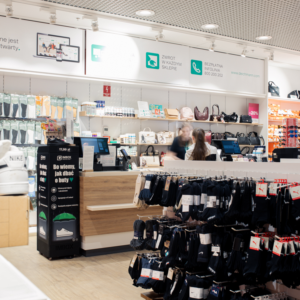 Strefa kas w salonie Deichmann w Galaxy Szczecin; obok lady sprzedażowej regały z bogatą ofertą skarpetek, akcesoriów do obuwia i dodatków.