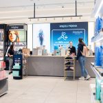 Wnętrze perfumerii Douglas w Galaxy Szczecin; eleganckie regały z perfumami, lada kasowa w głębi oraz nowoczesne oświetlenie salonu.