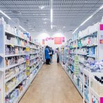 Jasne wnętrze drogerii Hebe w CH Galaxy, widoczne regały z produktami do pielęgnacji twarzy, dermokosmetykami i nowoczesne oświetlenie LED.