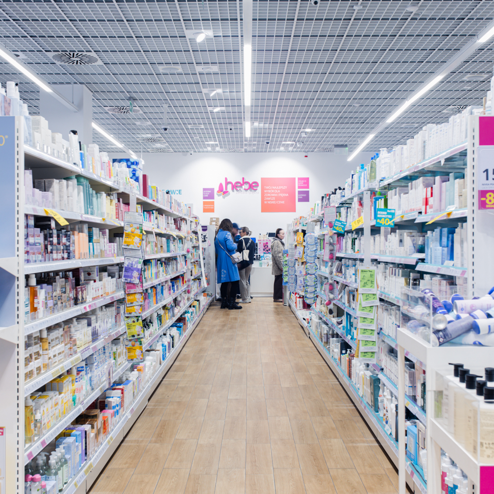 Jasne wnętrze drogerii Hebe w CH Galaxy, widoczne regały z produktami do pielęgnacji twarzy, dermokosmetykami i nowoczesne oświetlenie LED.