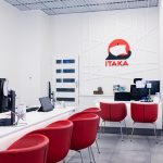 Nowoczesne stanowiska obsługi klienta w biurze podróży Itaka w Centrum Galaxy.
