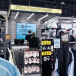 Nowoczesna strefa kasowa w salonie JD Sports w CH Galaxy z charakterystycznym logo.