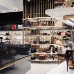 Eleganckie wnętrze salonu Kazar w Centrum Galaxy z ekspozycją skórzanych butów, torebek i stylowych akcesoriów.