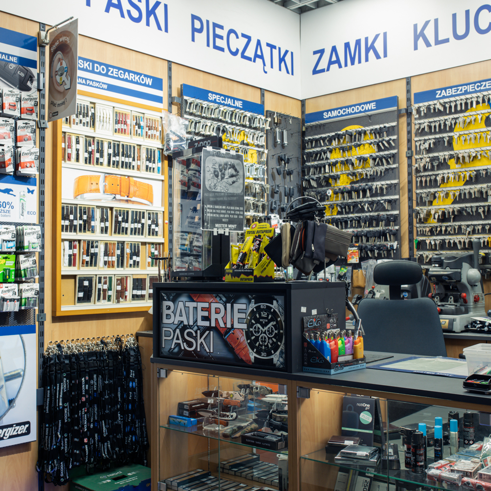 Stanowisko obsługi klienta w punkcie Mister Minit w Galaxy, otoczone ekspozycją kluczy i akcesoriów skórzanych.