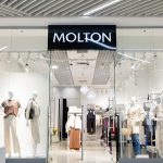 Witryna sklepu Molton w galerii handlowej Galaxy, z manekinami prezentującymi damską odzież.
