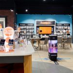 Jasne i nowoczesne wnętrze salonu Orange w Centrum Galaxy z ekspozycją najnowszych smartfonów, tabletów i akcesoriów.