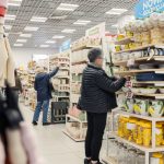 Regały w Pepco wypełnione bogatym asortymentem akcesoriów kuchennych, dekoracji wnętrz i artykułów gospodarstwa domowego.