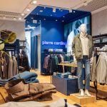 Ekspozycja męskiej kolekcji Pierre Cardin w Centrum Galaxy – eleganckie kurtki, koszule i odzież typu smart casual.