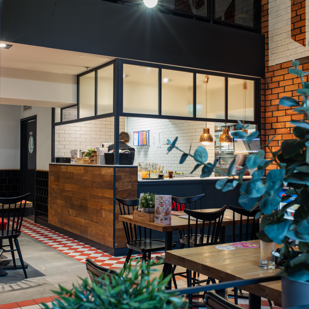 Nowoczesny bar i otwarta kuchnia Pizza Hut w Galaxy.