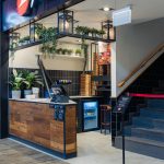 Stanowisko kasowe w restauracji Pizza Hut w Szczecinie, przygotowane do szybkiego przyjmowania zamówień od klientów.