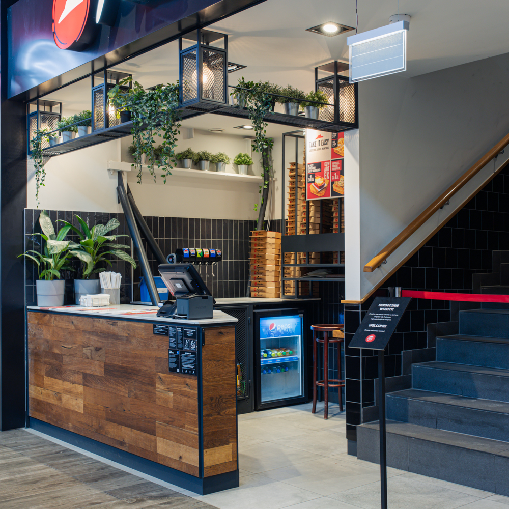 Stanowisko kasowe w restauracji Pizza Hut w Szczecinie, przygotowane do szybkiego przyjmowania zamówień od klientów.