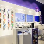 Nowoczesna ekspozycja najnowszych modeli smartfonów na interaktywnych stołach w salonie Play w Centrum Galaxy.