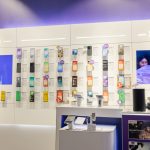 Zbliżenie na różnorodne modele telefonów i urządzeń mobilnych dostępnych w ofercie operatora Play w Szczecinie.