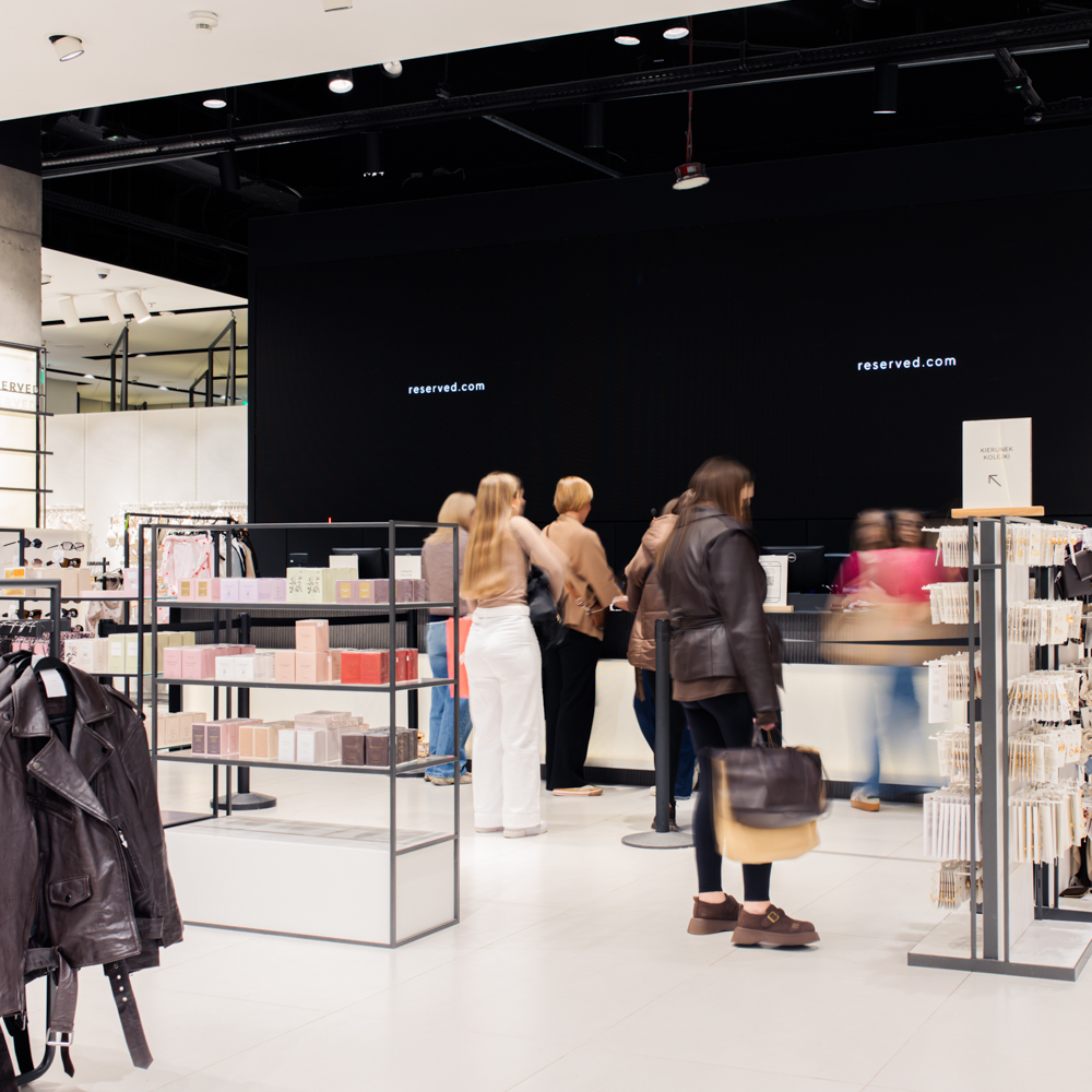 Nowoczesne stanowiska kasowe w salonie Reserved w Centrum Galaxy z wyeksponowaną kolekcją perfum i wód toaletowych marki.