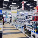 Regały z grami na konsole PlayStation, Xbox i Nintendo oraz akcesoria gamingowe w salonie RTV Euro AGD w Centrum Galaxy.