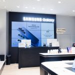 Nowoczesne stanowisko kasowe i punkt obsługi klienta w salonie Samsung w Centrum Galaxy, zaprojektowane w minimalistycznym, technologicznym stylu.