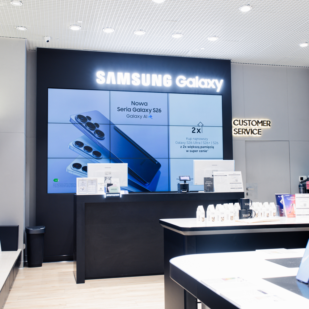 Nowoczesne stanowisko kasowe i punkt obsługi klienta w salonie Samsung w Centrum Galaxy, zaprojektowane w minimalistycznym, technologicznym stylu.