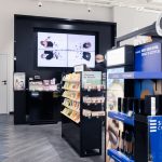 Wnętrze perfumerii Sephora w Centrum Galaxy z nowoczesnymi standami pełnymi kolorowych kosmetyków do makijażu, w tle widoczna strefa kasowa.