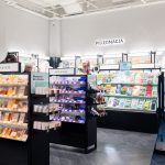 Regały w Sephora Galaxy wypełnione luksusowymi i specjalistycznymi produktami do pielęgnacji twarzy i ciała.