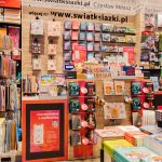 Nowoczesna lada kasowa w księgarni Świat Książki w Szczecinie, z widocznymi nowościami wydawniczymi i ofertami specjalnymi przy kasie.
