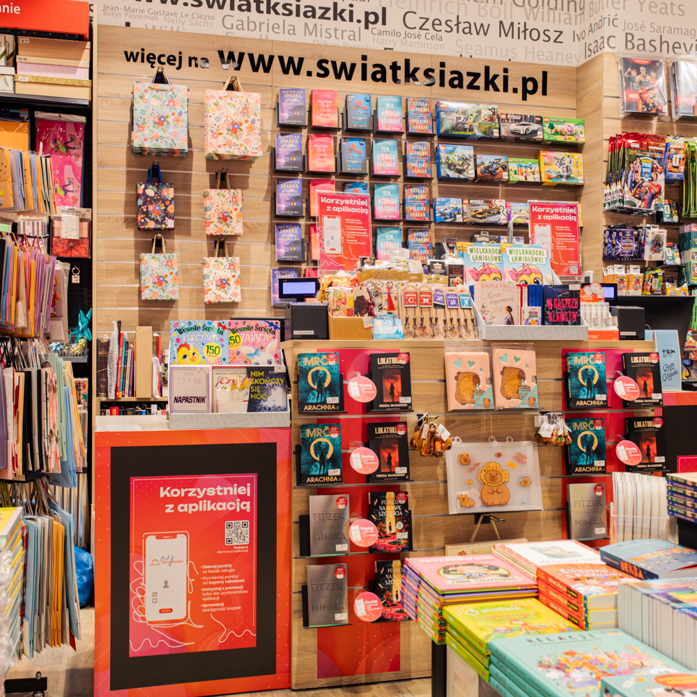 Nowoczesna lada kasowa w księgarni Świat Książki w Szczecinie, z widocznymi nowościami wydawniczymi i ofertami specjalnymi przy kasie.