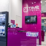 Nowoczesna i elegancka lada kasowa w salonie Time Trend w Centrum Galaxy, z widocznym logotypem marki i stanowiskiem doradczym.