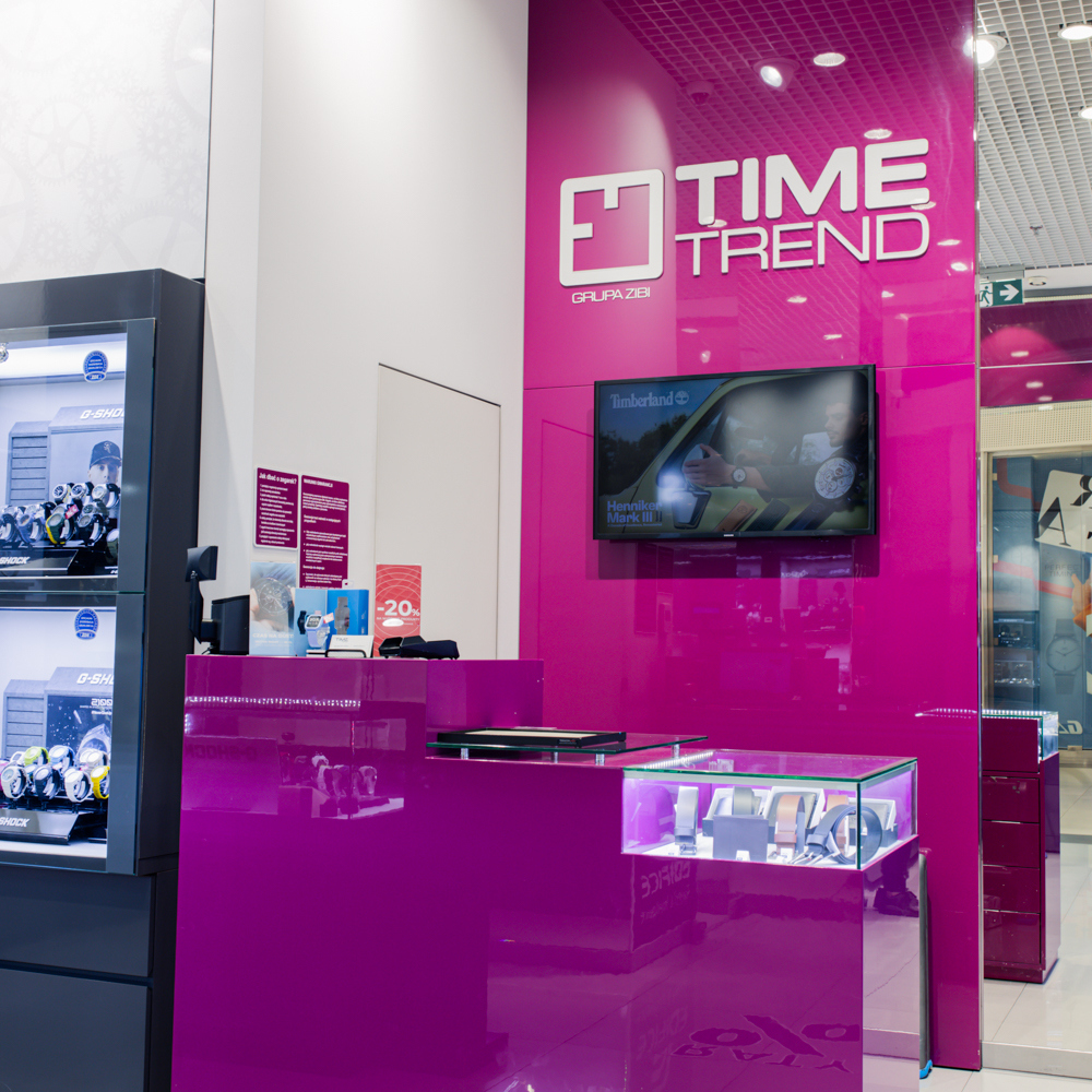 Nowoczesna i elegancka lada kasowa w salonie Time Trend w Centrum Galaxy, z widocznym logotypem marki i stanowiskiem doradczym.