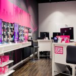 Nowoczesne i komfortowe stanowiska obsługi klienta w salonie T-Mobile w Centrum Galaxy, zaprojektowane w charakterystycznej magentowej kolorystyce.