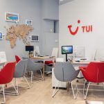 Nowoczesne i jasne stanowiska doradców w biurze podróży TUI w Centrum Galaxy, z wygodnymi miejscami dla klientów planujących wyjazdy.