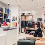 Elegancka ekspozycja torebek damskich, portfeli i akcesoriów skórzanych na podświetlanych półkach w salonie WITTCHEN w Centrum Galaxy.