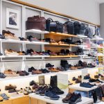 Ekspozycja obuwia męskiego w salonie Wojas w Centrum Galaxy; skórzane półbuty, trzewiki i sneakersy na regałach ściennych oraz nowoczesnych standach.