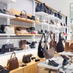 Elegancka sekcja damska w salonie Wojas w Szczecinie, prezentująca modne buty skórzane oraz dopasowane kolorystycznie torebki na podświetlanych półkach.
