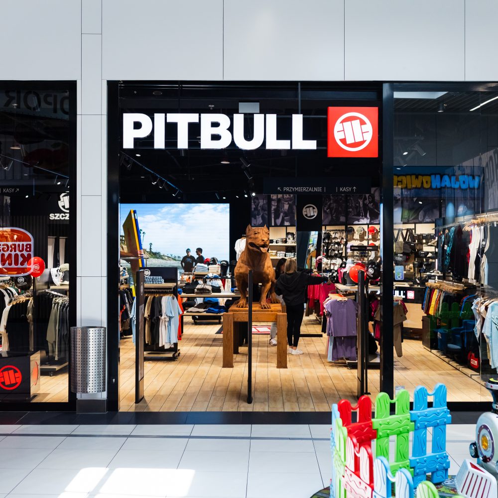 Wejście do sklepu PitBull w Galaxy, białe logo na czarnym tle.