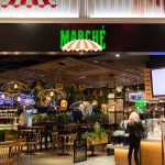 Podświetlany szyld z logo restauracji Marche w strefie gastronomicznej Centrum Galaxy.