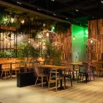 Nowoczesne i przytulne wnętrze restauracji Marche w Centrum Galaxy z widocznymi stolikami.