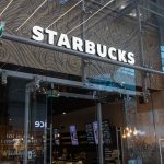 szyld kawiarni starbucks w centrum galaxy