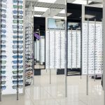 Podświetlane regały w salonie SunLoox w Centrum Galaxy, prezentujące bogatą kolekcję oprawek korekcyjnych i okularów przeciwsłonecznych światowych marek.