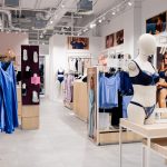 Jasne wnętrze salonu Change Lingerie w Galaxy, regały i wieszaki z kolekcją bielizny damskiej.