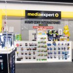Nowoczesna strefa kasowa w elektromarkecie Media Expert w Centrum Galaxy z widocznymi stanowiskami obsługi.