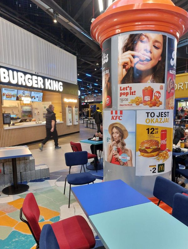 Twoja marka w centrum smaku i emocji! Promuj się w sercu Galaxy – na plakatach w strefie FoodPort, gdzie codziennie spotykają się tysiące gości. Daj się zauważyć tam, gdzie naprawdę widać różnicę!
