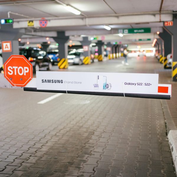 Reklama na szlabanach parkingowych Galaxy to skuteczny sposób, by dotrzeć do kierowców dokładnie wtedy, gdy zaczynają swoją wizytę w centrum.