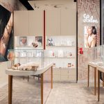 Jasne, stylowe wnętrze butiku Lilou w Centrum Galaxy z szklanymi gablotami prezentującymi biżuterię.