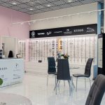 Szeroka ekspozycja stylowych oprawek do okularów korekcyjnych na podświetlanych regałach w salonie Optyk Trendy.