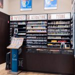 Nowoczesne stanowisko kasowe w salonie Smoke w Centrum Galaxy, z profesjonalną ekspozycją produktów przy ladzie.