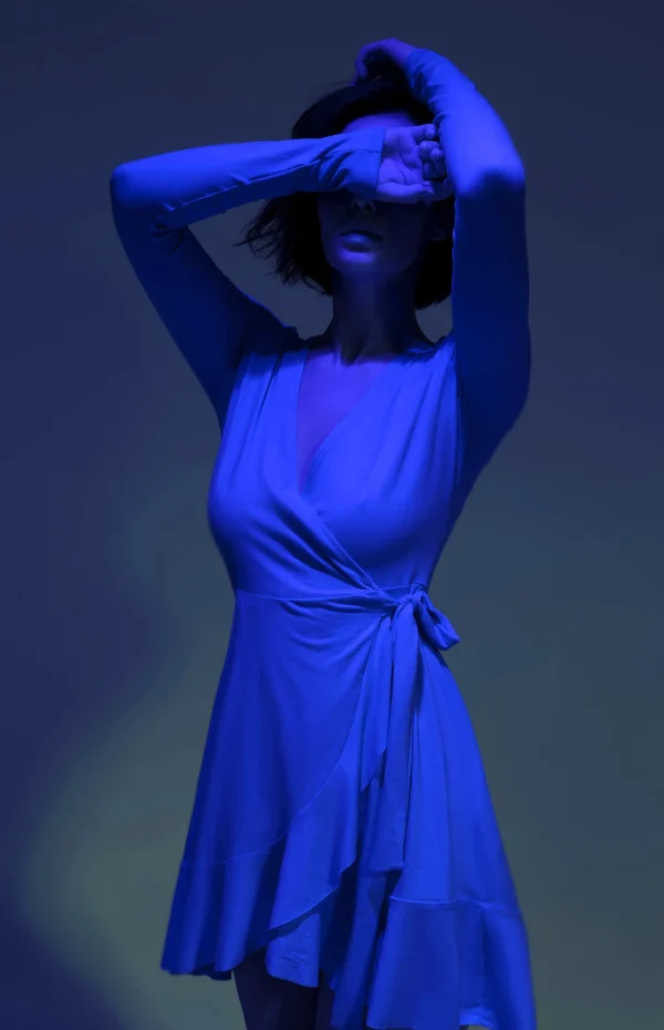 kobieta oświetlona niebieskim światłem